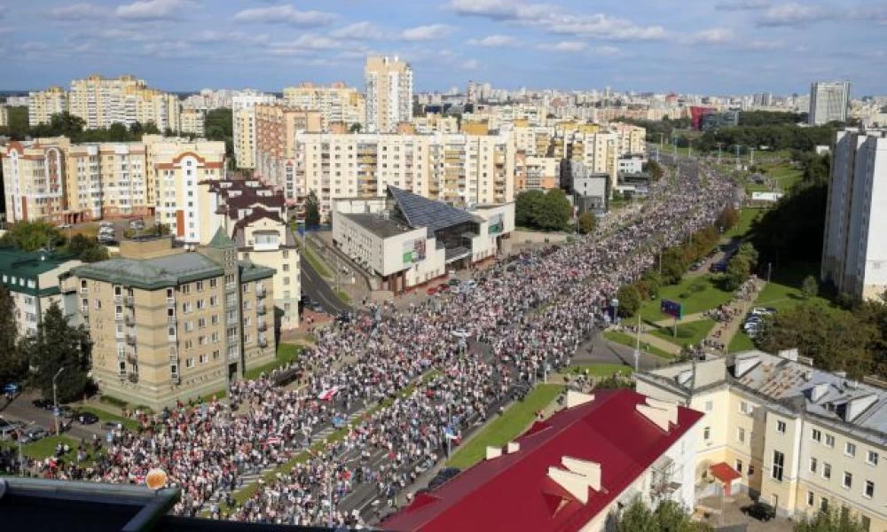 Λευκορωσία: Χιλιάδες άνθρωποι στους δρόμους – Αστυνομικοί έδειραν διαδηλώτριες